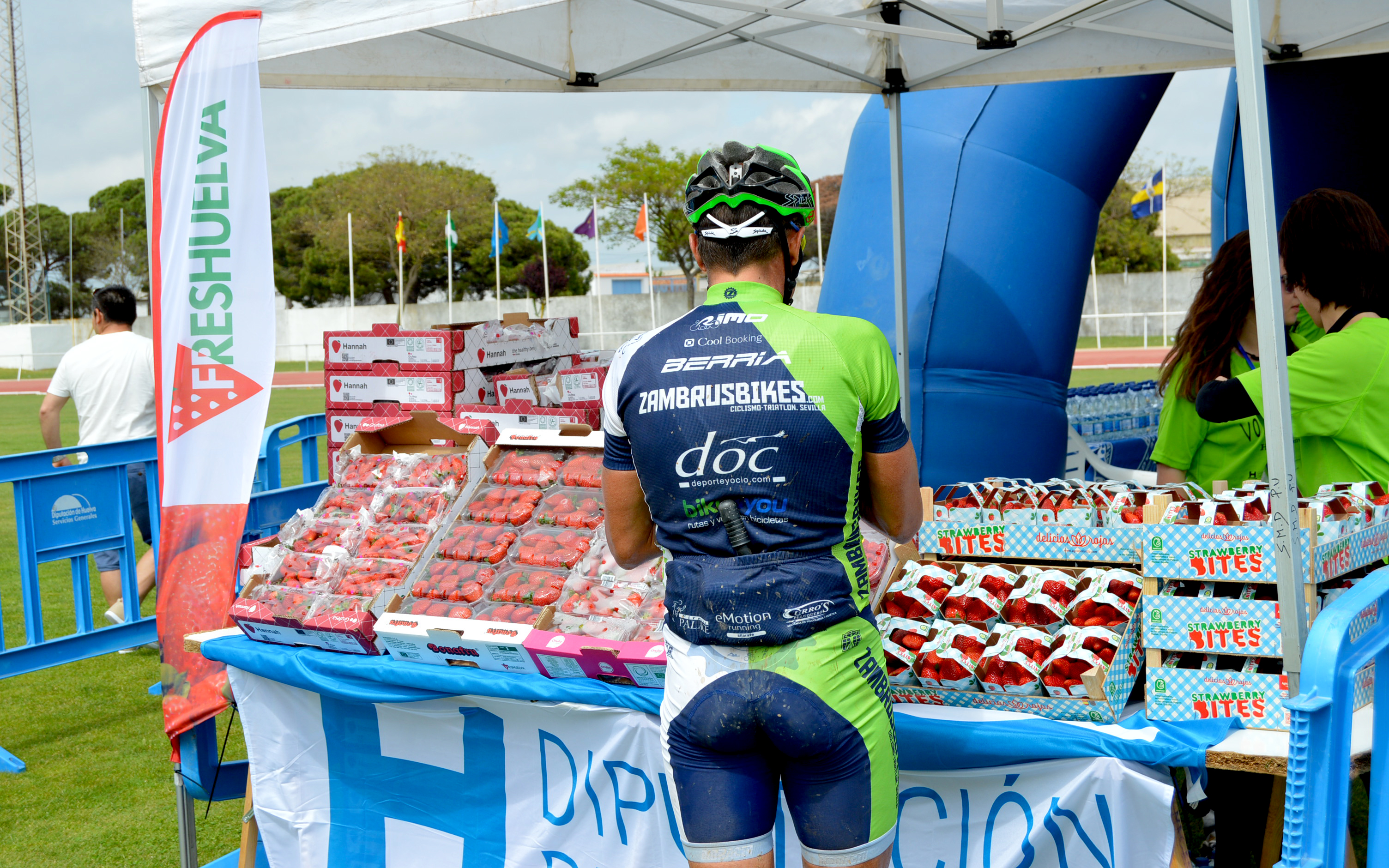 Las fresas de Grufesa aportan agua y antioxidantes a los ciclistas tras la carrera