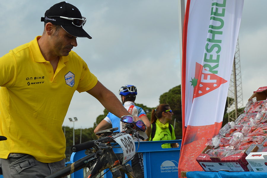 Grufesa aporta fresas para la recuperación de los ciclistas de la ‘Huelva Extrema’
